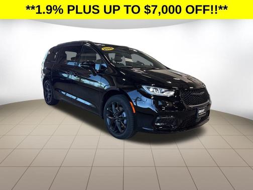 Diamond Black Crystal Pearlcoat 2026 Chrysler Pacifica Limited