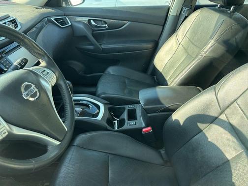 Pearl White 2016 Nissan Rogue SL