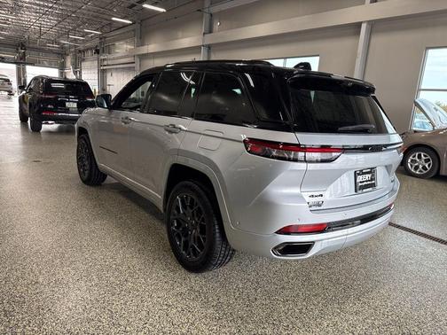 2025 Jeep Grand Cherokee Summit