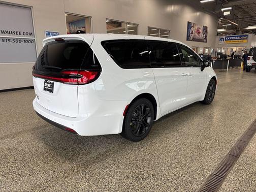 2026 Chrysler Pacifica L