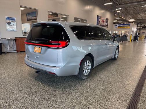 2023 Chrysler Pacifica Touring