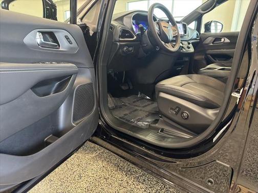 2025 Chrysler Pacifica L