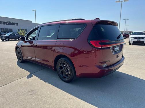 Velvet Red Pearlcoat 2021 Chrysler Pacifica Hybrid Touring L