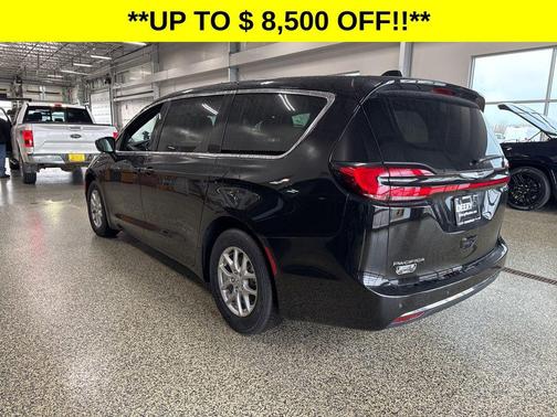 Diamond Black Crystal Pearlcoat 2025 Chrysler Pacifica L