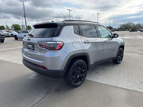 Billet Silver Metallic Clearcoat 2023 Jeep Compass Latitude