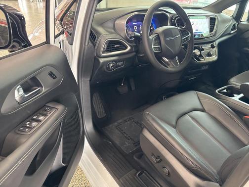 2025 Chrysler Pacifica L