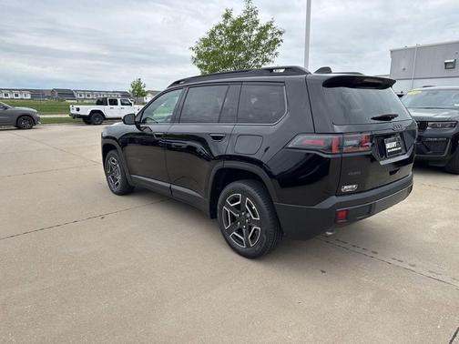 Diamond Black Crystal Pearlcoat 2026 Jeep Cherokee Limited