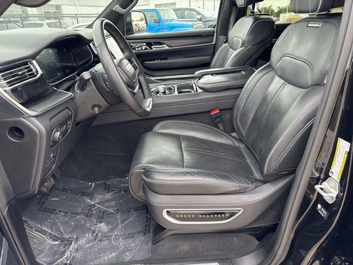 Diamond Black Crystal Pearlcoat 2024 Jeep Grand Wagoneer L Series II