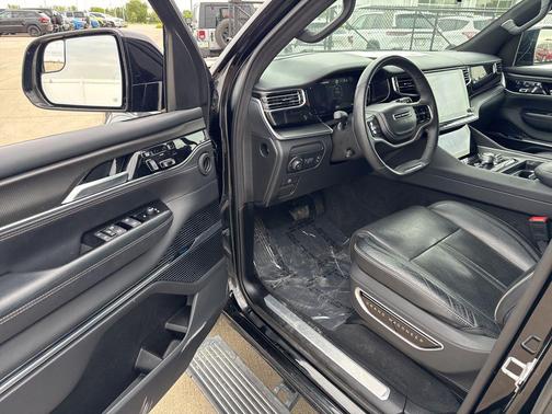 Diamond Black Crystal Pearlcoat 2024 Jeep Grand Wagoneer L Series II