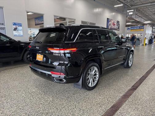 2023 Jeep Grand Cherokee Summit