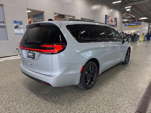 2026 Chrysler Pacifica L