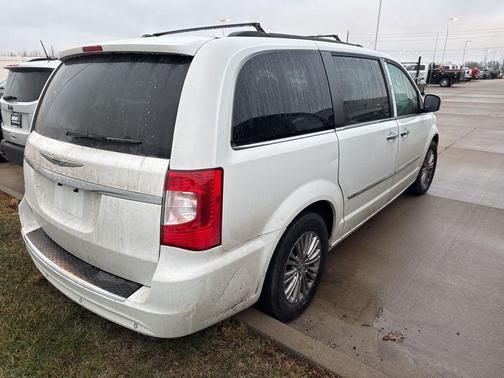 2016 Chrysler Town & Country Touring-L