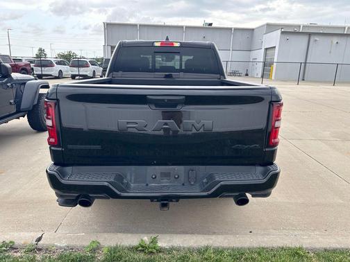 Diamond Black Crystal Pearlcoat 2025 RAM 1500 Big Horn/Lone Star