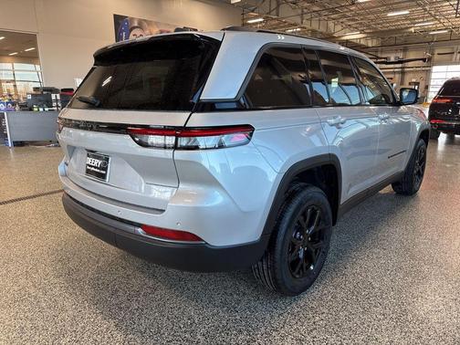 Silver Zynith 2026 Jeep Grand Cherokee Altitude