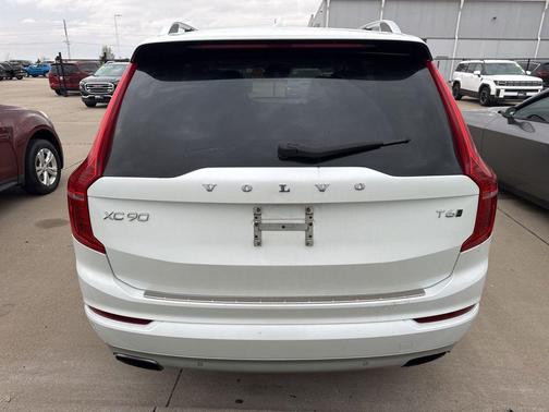 Crystal White Pearl 2017 Volvo XC90 T6 Momentum