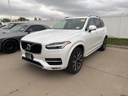 Crystal White Pearl 2017 Volvo XC90 T6 Momentum