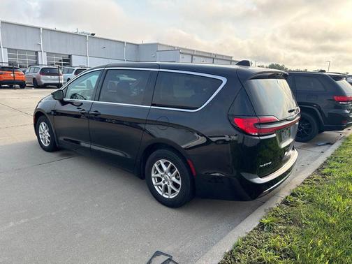Diamond Black Crystal Pearlcoat 2024 Chrysler Pacifica Touring L