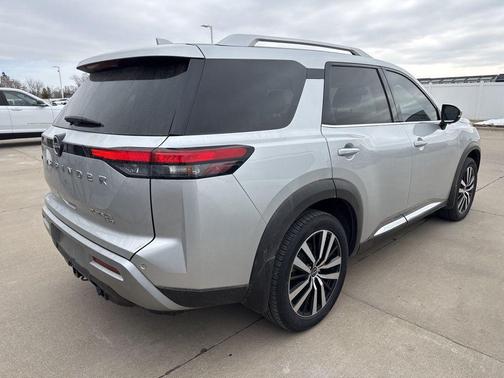 2023 Nissan Pathfinder Platinum