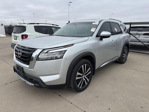 2023 Nissan Pathfinder Platinum