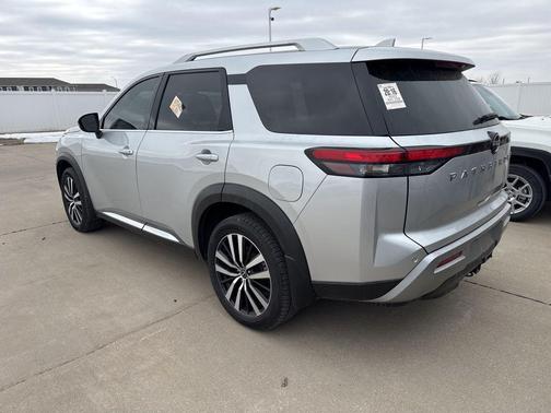 2023 Nissan Pathfinder Platinum
