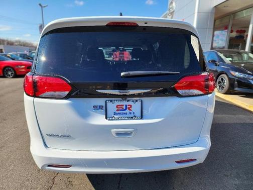 2022 Chrysler Voyager LX