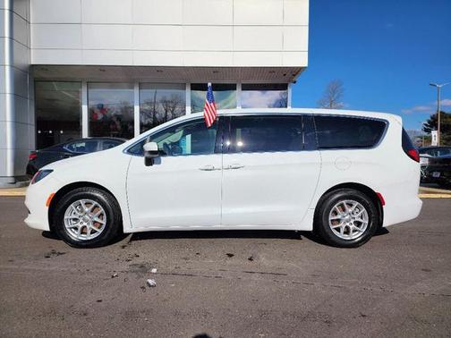 2022 Chrysler Voyager LX