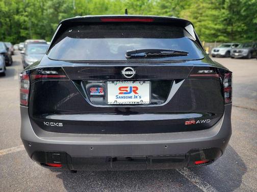 2025 Nissan Kicks SR