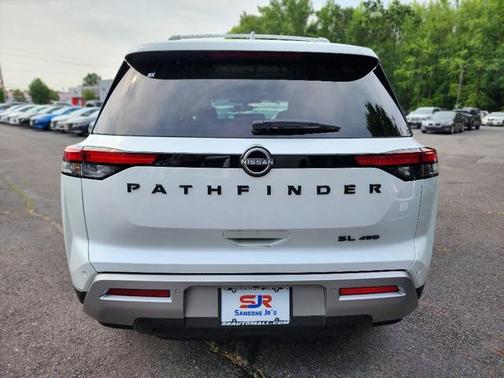 2025 Nissan Pathfinder SL