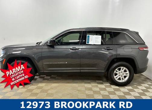 Baltic Gray Metallic Clearcoat 2023 Jeep Grand Cherokee Laredo