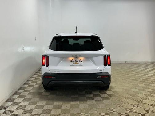 Glacial White Pearl 2023 Kia Sorento LX