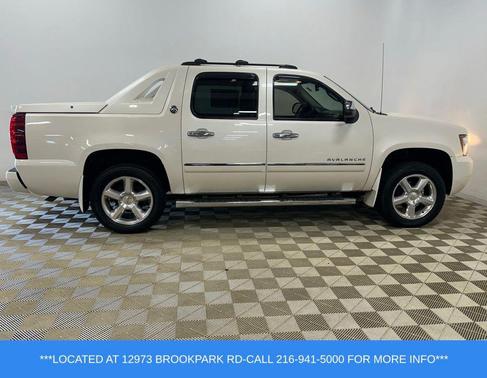White Diamond Clearcoat 2013 Chevrolet Avalanche LTZ