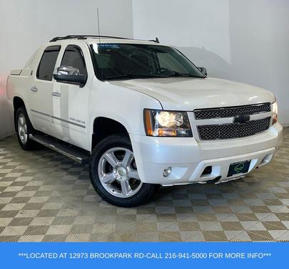 White Diamond Clearcoat 2013 Chevrolet Avalanche LTZ