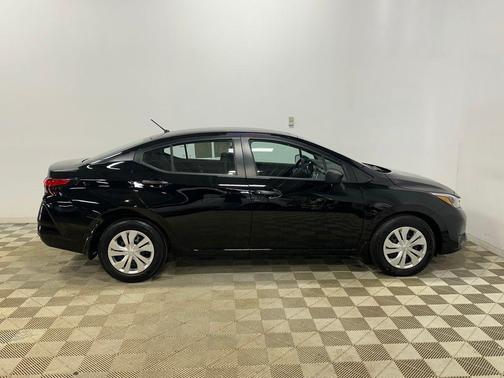 Super Black 2025 Nissan Versa 1.6 S