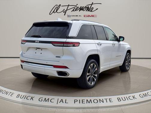 Bright White Clearcoat 2022 Jeep Grand Cherokee Overland