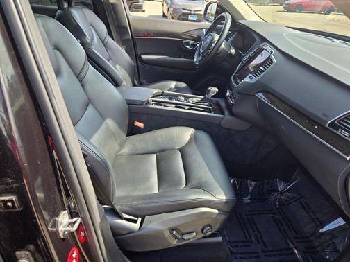 2017 Volvo XC90 T6 Momentum