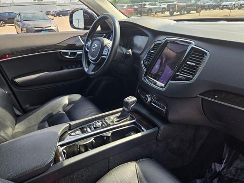 2017 Volvo XC90 T6 Momentum