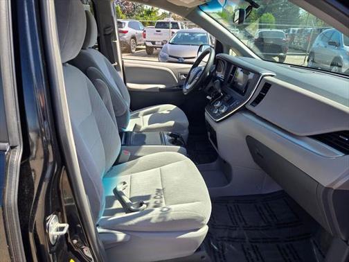 2017 Toyota Sienna LE
