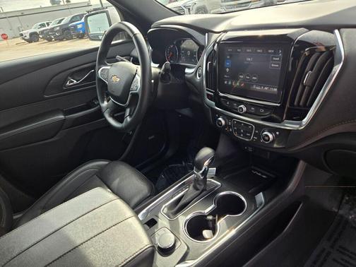 Iridescent Pearl Tricoat 2023 Chevrolet Traverse High Country