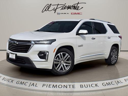 Iridescent Pearl Tricoat 2023 Chevrolet Traverse High Country