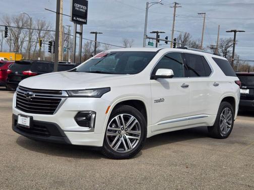 Iridescent Pearl Tricoat 2023 Chevrolet Traverse High Country