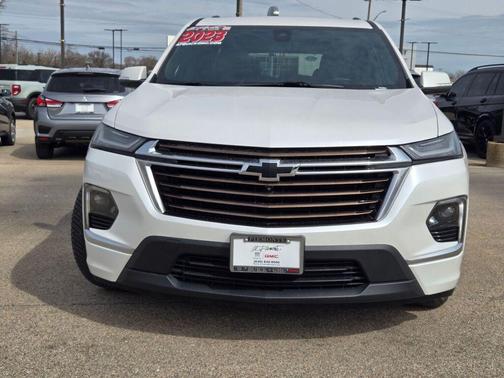 Iridescent Pearl Tricoat 2023 Chevrolet Traverse High Country