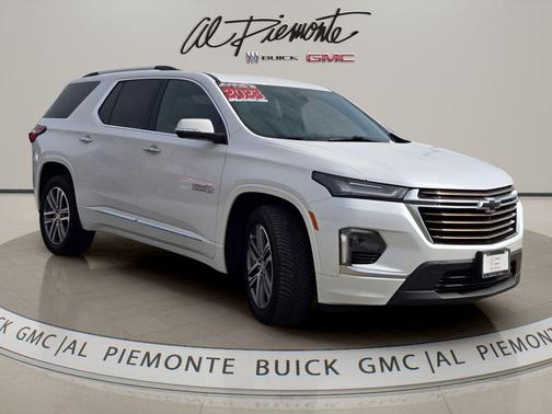Iridescent Pearl Tricoat 2023 Chevrolet Traverse High Country