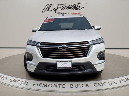 Iridescent Pearl Tricoat 2023 Chevrolet Traverse High Country