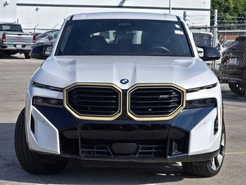 Mineral White Metallic 2023 BMW XM Base