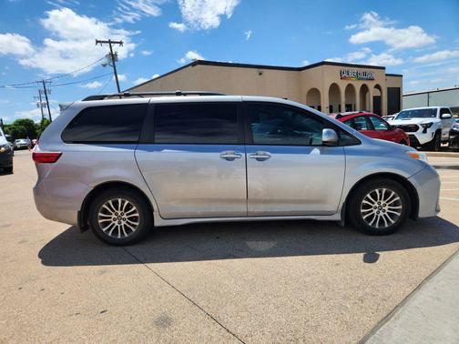 Silver 2018 Toyota Sienna XLE