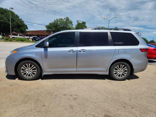 Silver 2018 Toyota Sienna XLE