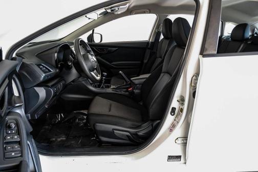 White 2018 Subaru Impreza 2.0i