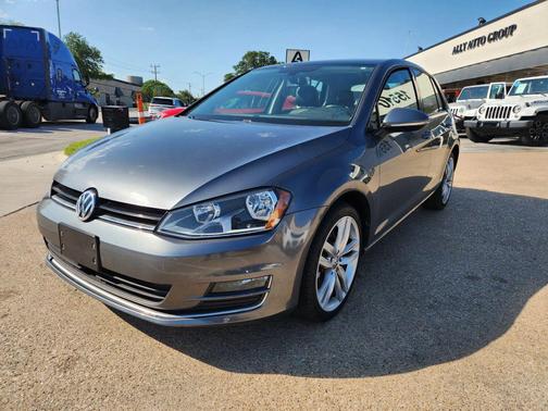Gray 2017 Volkswagen Golf TSI SE 4-Door