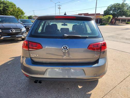 Gray 2017 Volkswagen Golf TSI SE 4-Door