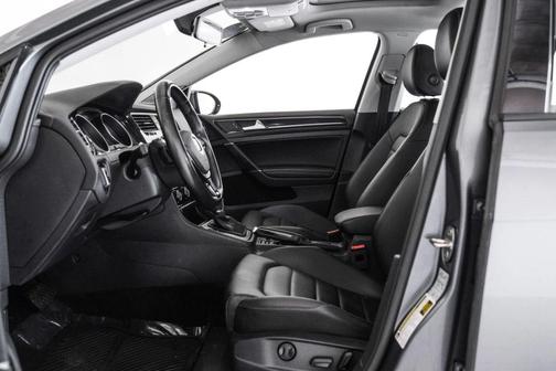 Gray 2017 Volkswagen Golf TSI SE 4-Door